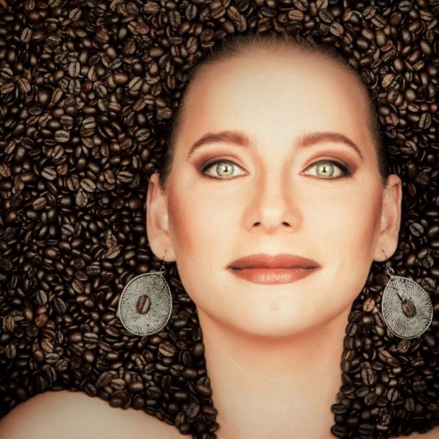 Kávová zrnka jako ozdoba - práce šperkařky z Trutnova | foto: archiv Evy Cello