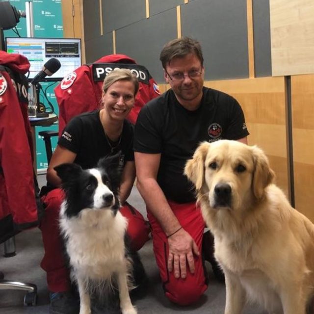 Členové Záchranné brigády kynologů Moravskoslezského kraje Petra Juříková a Libor Skýpala se svými psy | foto: Růžena Vorlová,  Český rozhlas