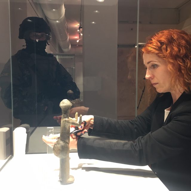 Do Slováckého muzea v Uherském Hradišti dnes z Brna dorazily tři vzácné pravěké exponáty | foto: Michal Sladký