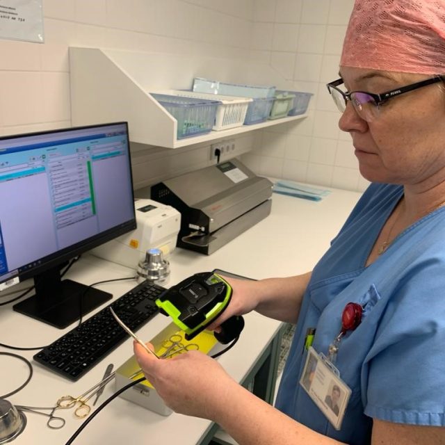 Vrchní sestra Oddělení centrální sterilizace KNTB Eva Sedláčková,  přebírání nových chirurgických nástrojů | foto: Blanka Kovandová,  Český rozhlas