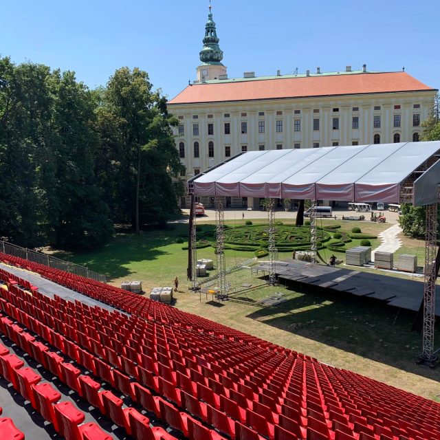 V Podzámecké zahradě v Kroměříži právě vyrůstá obří aréna pro víc než dvě tisícovky diváků | foto: Lukáš Veselý,  Český rozhlas