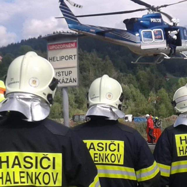 Hasiči nacvičují zásah s vrtulníkem | foto: Gabriela Hykl,  Český rozhlas