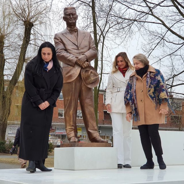 Slavnostní odhalení sochy Jana Antonína Bati v Otrokovicích 7. března 2022  ( na fotografii starostka Otrokovic Hana Večerkouvá,  vnučka Jana Antonína Bati Dolores Bata Arambasic a pravnučka Guiomar Augusta de Fatima Bata Alves Costa) | foto: Roman Verner,  Český rozhlas