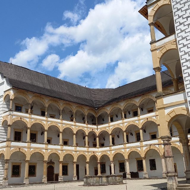 Zámek ve Velkých Losinách vystavěl z gotické tvrze Jan Starší ze Žerotína roku 1589. Dnes ho tvoří dvě odlišné části | foto: Aleš Spurný,  Český rozhlas