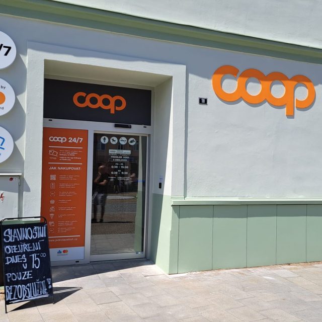 První automatická prodejna ve Zlínském kraji,  Coop,  Uherský Ostroh | foto: Michal Sladký,  Český rozhlas