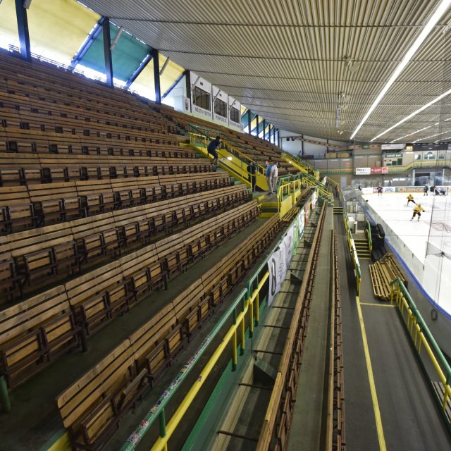 Ve Vsetíně skončila další etapa oprav zimního stadionu | foto: Dalibor Glück,  ČTK