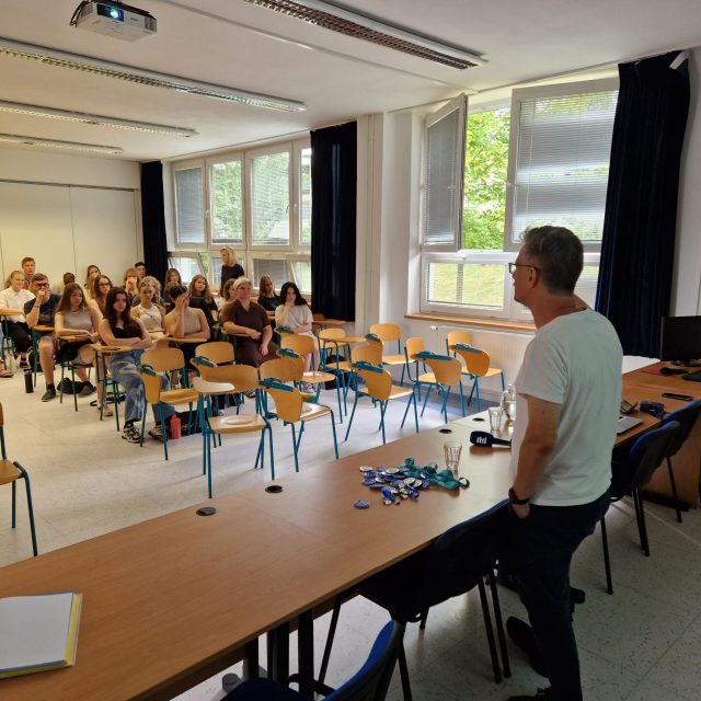 Redaktoři Českého rozhlasu Zlín na hodinách mediální výchovy na zlínském gymnáziu | foto: Roman Verner,  Český rozhlas