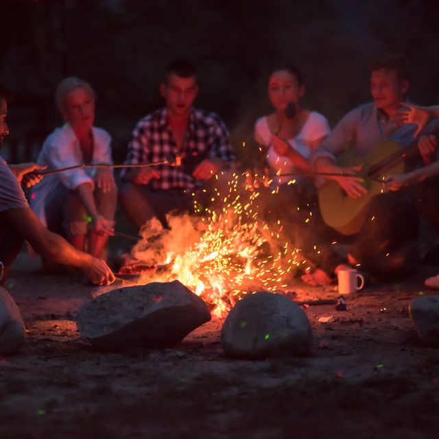 Kytara nesmí chybět u žádného táboráku | foto: Profimedia