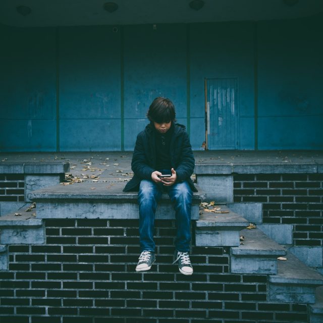 dítě s telefonem | foto: Gaelle Marcel,  Unsplash,  Licence Unsplash