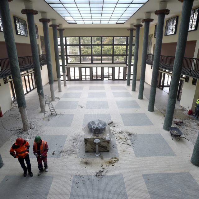 Opravy haly Vincetky v Luhačovicích | foto: Dalibor Glück,  ČTK