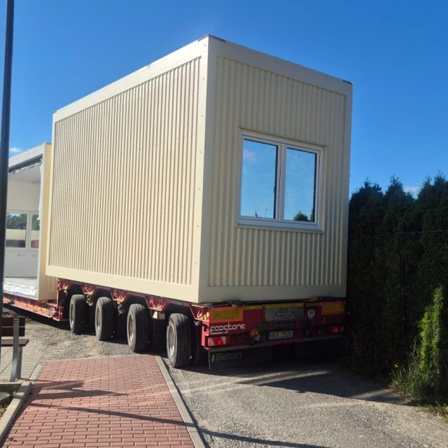 Rožnov pod Radhoštěm,  Středisko volného času,  instalace nové modulární učebny v zahradě | foto: Gabriela Hykl,  Český rozhlas