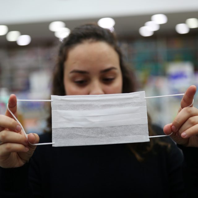 Městské divadlo Zlín v pondělí začne s výrobou ochranných roušek | foto: Amanda Perobelli,  Reuters