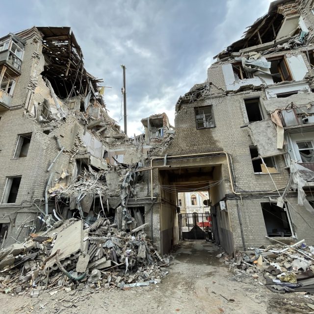 Dům v Charkově po útoku | foto: Martin Dorazín,  Český rozhlas