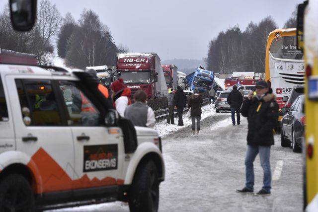 Nehoda několika nákladních a osobních aut zablokovala na 207. kilometru dálnici D1 u Tvarožné směrem z Brna na Ostravu. | foto: Václav Šálek,  ČTK