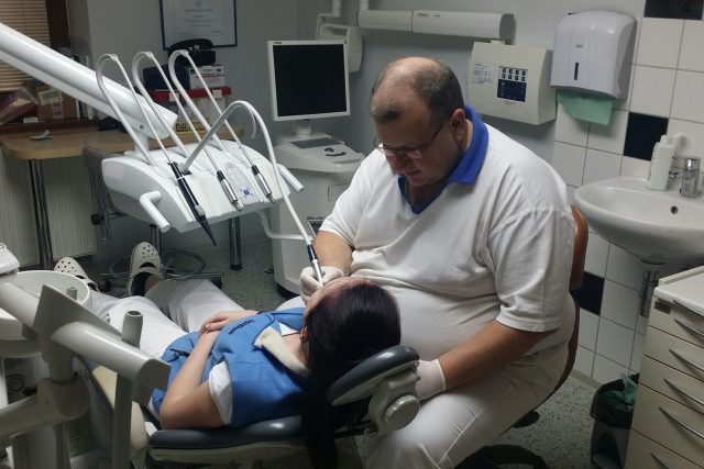 Kroměřížský zubař Jan Bjaček ošetřuje pacientku | foto: Pavel Sedláček