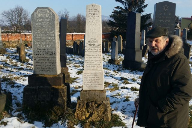 Historik Karel Bartošek na židovském hřbitově v Holešově | foto: Pavel Sedláček