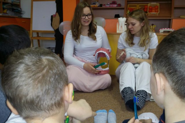 Studentky ze zlínské zdravotní školy v programu Zdravé zoubky | foto: Pavel Sedláček