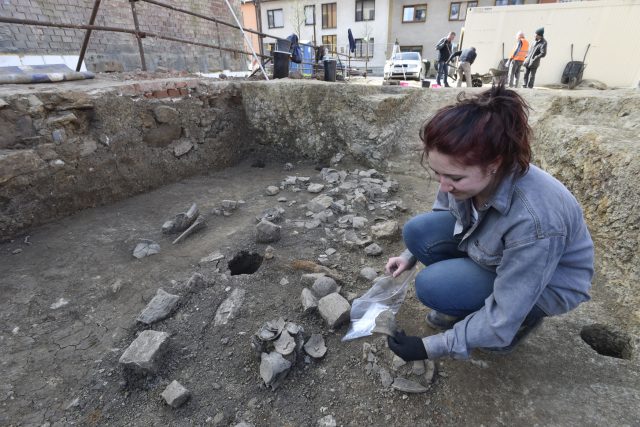 Archeologové zkoumají nálezy v Uherském Brodě | foto: Dalibor Glück,  ČTK