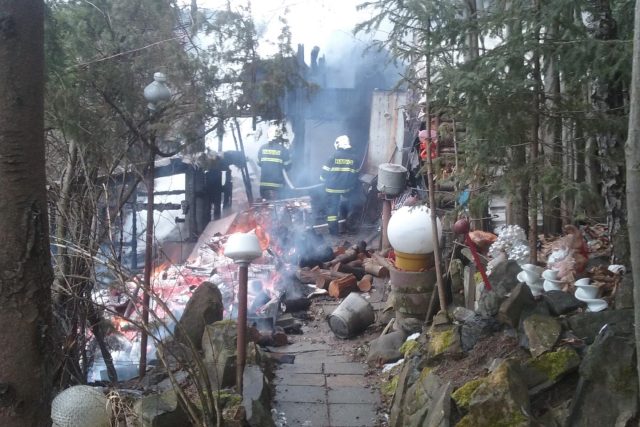 Požár chaty ve Vsetíně | foto:  Hasiči - Rescue