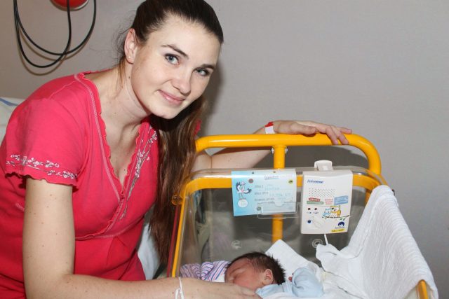 Martina Krkošková s Janem Krkoškou,  prvním dítětem roku 2018 | foto: Krajská nemocnice Tomáše Bati ve Zlíně