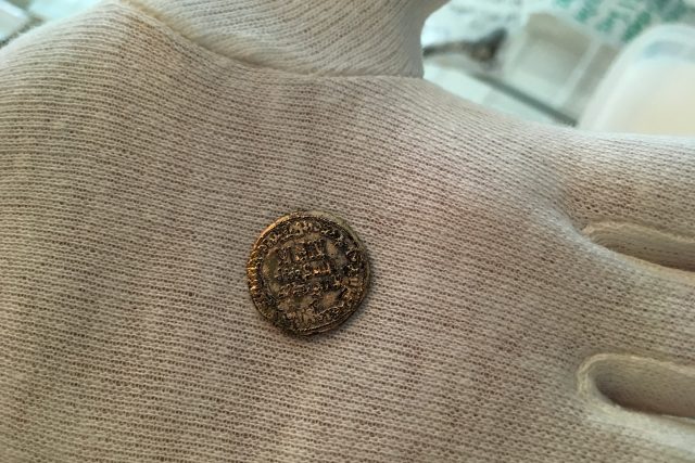 Falzum arabské mince,  která byla vyražena pravděpodobně mezi lety 775 až 785 | foto: Karolína Wernerová,  Český rozhlas