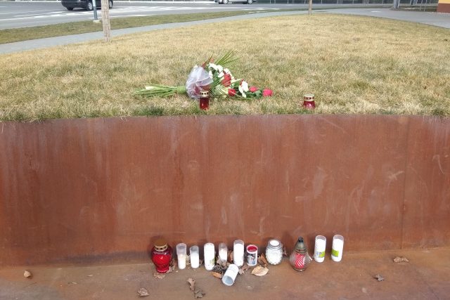 Lidé v Uherském Brodě si znovu připoměli oběti střelby | foto: Tomáš Fránek,  Český rozhlas