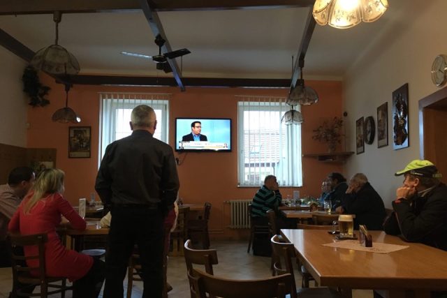 Lidé sledují výsledky voleb v Osvětimanech | foto: Karolína Wernerová,  Český rozhlas
