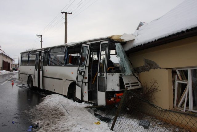 Nehoda autobusu v Haluzicích | foto:  Hasiči - Rescue