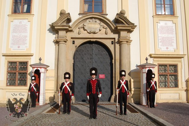 Biskupská garda se vrátí před zámek v kroměříži | foto:  Biskupští manové z Kroměříže