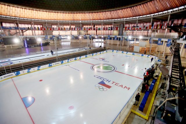 Ledová plocha i dráha pro curling už je připravená uvnitř pavilonu Z brněnského výstaviště. | foto: Anna Vavríková,  MAFRA / Profimedia