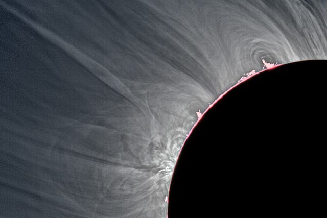 Při zatmění Slunce je vidět chromosféra a koróna | foto: Miloslav Druckmüller