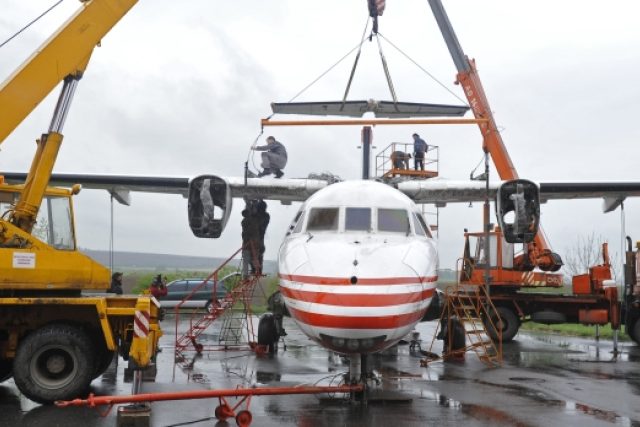 Příprava na transport letounu L - 610 M | foto: ČTK