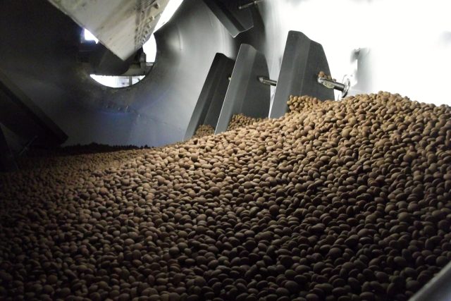 Čokoládové dražé vyrábí olomoucká Zora | foto: Petr Kološ