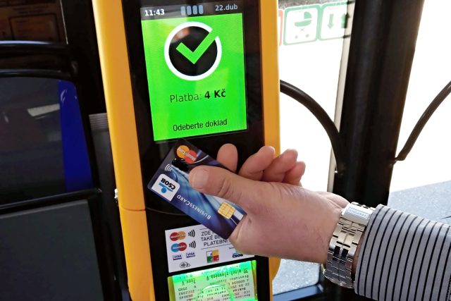 V nových autobusech bude možné platit za jízdné kartou | foto:  MasterCard