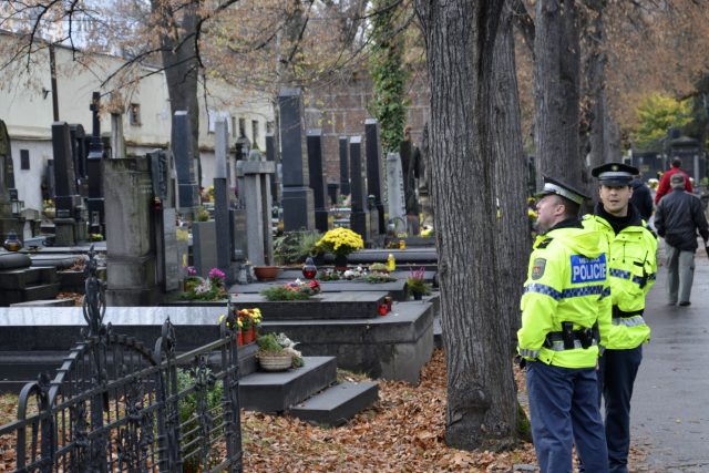 Památka zesnulých,  Dušičky,  policisté hlídají hřbitov před zloději | foto: Anna Jadrná,  Český rozhlas
