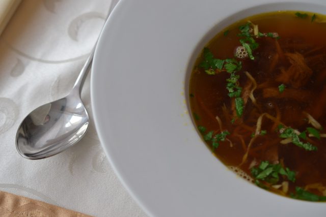 Consommé,  extra silný,  takzvaný dvojitý vývar | foto: Jolana Nováková,  Český rozhlas