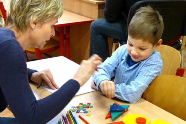 Někteří rodiče své děti na nástup do školy připravují dlouhodobě,  učí je znát čísla,  barvy,  ale také číst,  psát a základy cizích jazyků. Je to správné? | foto: Miroslav Zimmer