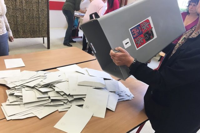 Sčítání hlasů v komunálních a senátních volbách | foto: Martin Pokorný