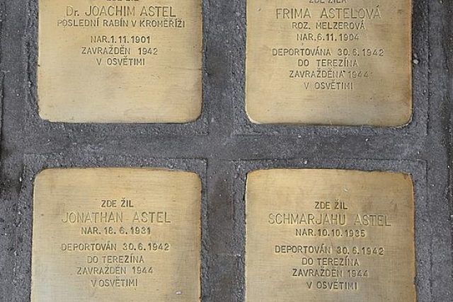 Dlažební kostky v Kroměříži připomínají oběti nacistického tažení proti Židům. | foto:  město Kroměříž