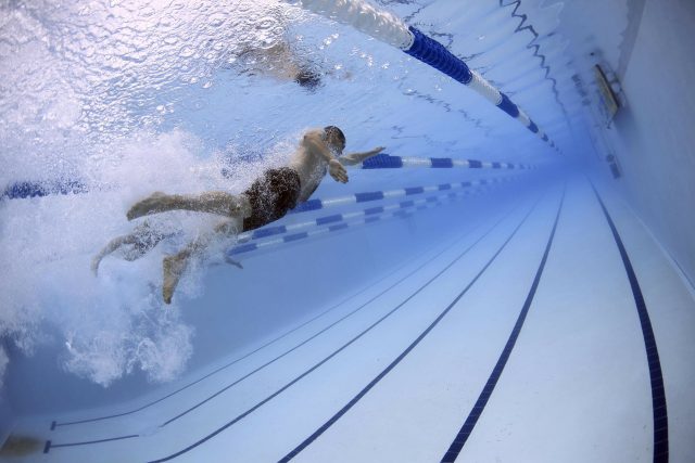 plavecký bazén,  plavání,  plavec | foto: Creative Commons CC0 1.0 Universal,  Fotobanka Pixabay