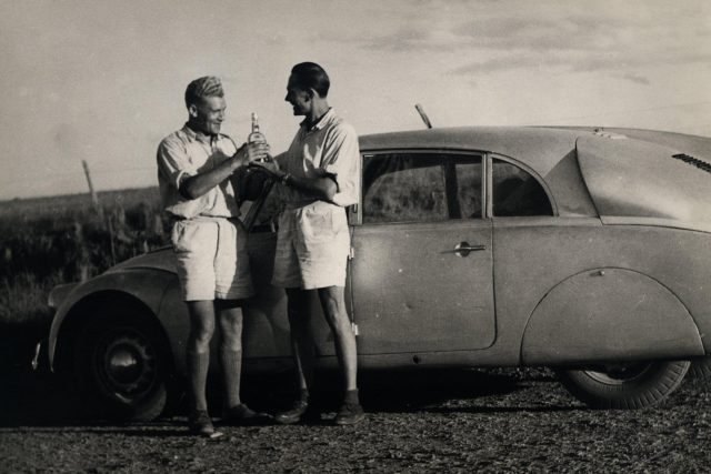 Jiří Hanzelka  (vlevo) a Miroslav Zikmund 31. prosince 1948 v Brazílii – novoroční přípitek | foto: Fotobanka Profimedia,   CNC,   Červena