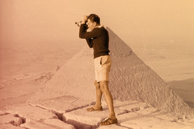 Miroslav Zikmund u egyptských pyramid | foto: Muzeum jihovýchodní Moravy ve Zlíně,  Archiv H+Z
