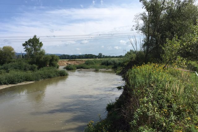 Řeka Bečva u Sušic podemílá břeh s cyklostezkou | foto: Lenka Kratochvílová,  Český rozhlas
