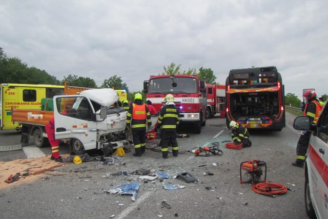 Místo nehody autobusu s dodávkou 29. 5. u Otrokovic | foto: HZS Zlínského kraje