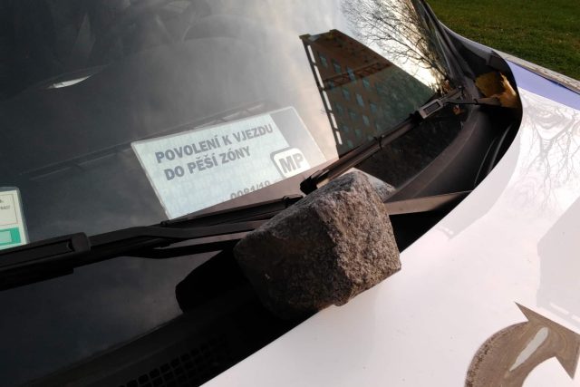 Neznámý vandal umisťuje výkaly a další předměty na vozy Kroměřížské charity | foto: Charita Kroměříž