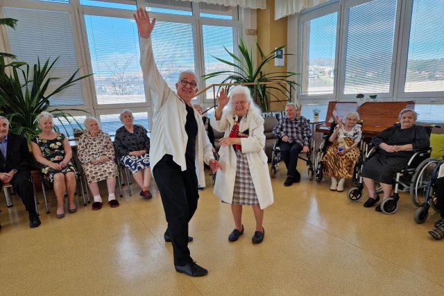Domov pro seniory ve zlínském Burešově,  taneční hodina s baletním mistrem Petrem Veletou | foto: Roman Verner,  Český rozhlas