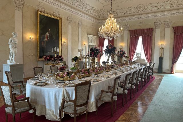 Hlavnímu sálu na zámku Kynžvart vévodí slavnostní zlacená tabule | foto: Jana Strejčková,  Český rozhlas