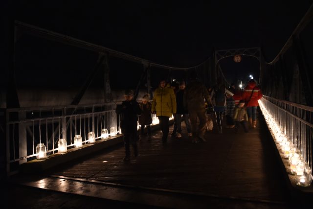 Svíčky ozářily most v Kostelanech | foto: Dalibor Glück,  ČTK