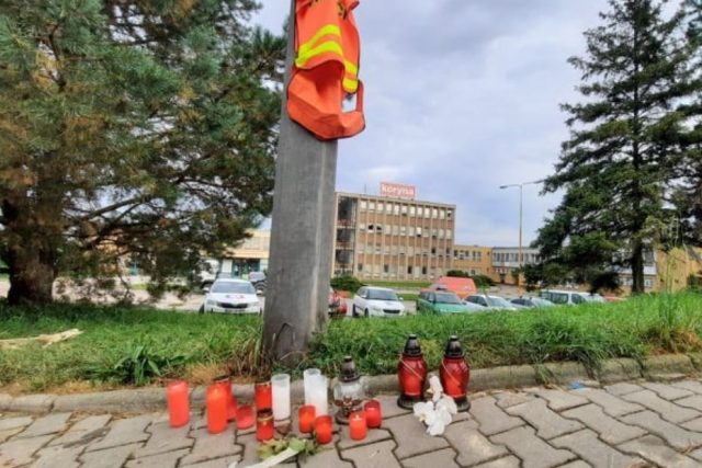 Výbuch rodinného domu v Koryčanech 15. 9. 2021,  památníček zemřelým dobrovolným hasičům | foto: Michal Sladký,  Český rozhlas