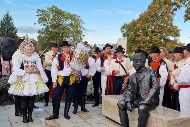 Autorovi povídek Slovácko sa súdí a nesúdí Zdeňku Galuškovi v jeho rodném Uherském Ostrohu odhalili lavičku s jeho sochou | foto: Tomáš Fránek,  Český rozhlas